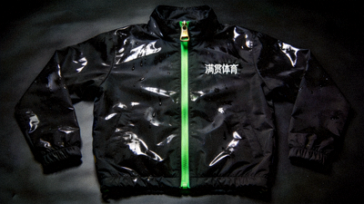 满贯体育展示机能风运动外套，黑色防水面料搭配荧光绿拉链